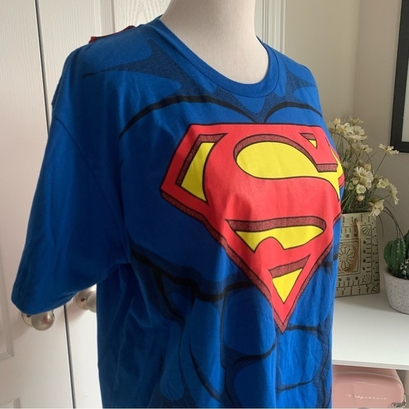 Superman Tee with Removable Cape - Picture 6 of 10